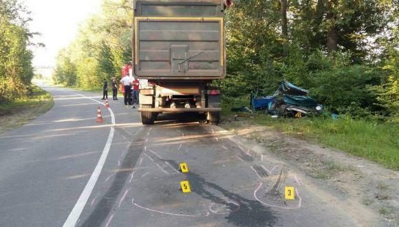 Новини Хмельницького - фото з Біля Хмельницького "лоб у лоб" зіштовхнувся ВАЗ і вантажівка: двоє людей загинули Біля Хмельницького "лоб у лоб" зіштовхнувся ВАЗ і вантажівка: двоє людей загинули, фото №1 на сайті vsim.ua