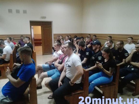 Новини Тернополя - фото з Патрульні затримували хлопця, який розбив вікно в аптеці. Тепер підозрюваним став один з патрульних (оновлено) Патрульні затримували хлопця, який розбив вікно в аптеці. Тепер підозрюваним став один з патрульних (оновлено), фото №1 на сайті 20minut.ua