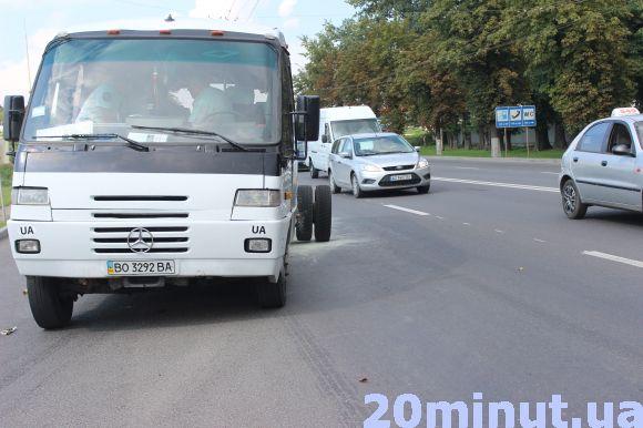 Новини Тернополя - фото з Біля "Ватри" у маршрутки відлетіли задні колеса (оновлюється) Біля "Ватри" у маршрутки відлетіли задні колеса (оновлюється), фото №4 на сайті 20minut.ua