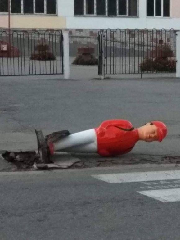 Новини Вінниці - фото з Біля шостої школи повалили «помаранчевого хлопчика» Біля шостої школи повалили «помаранчевого хлопчика», фото №1 на сайті 20minut.ua