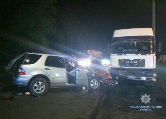 Новини Вінниці - фото з У Немирові Mercedes протаранив дві вантажівки. Водій у лікарні У Немирові Mercedes протаранив дві вантажівки. Водій у лікарні, фото №2 на сайті 20minut.ua