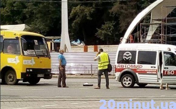 ДТП на площі Гагаріна: водій маршрутки «догнав» автівку. Пасажири не постраждали, фото №5 на сайті 20minut.ua