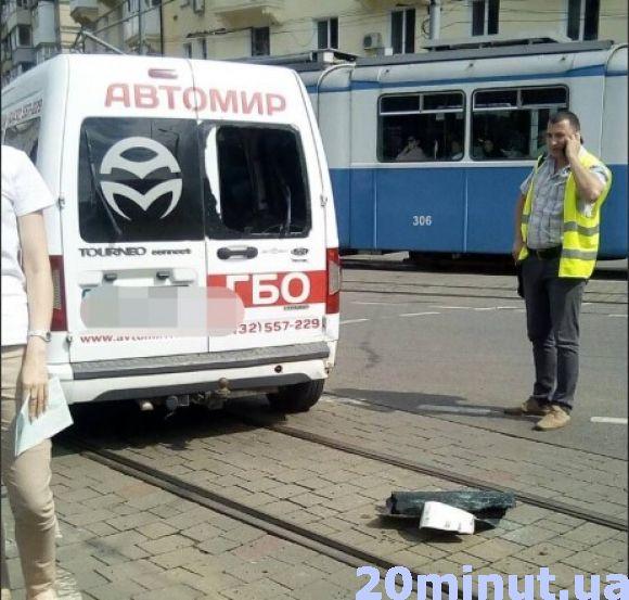 ДТП на площі Гагаріна: водій маршрутки «догнав» автівку. Пасажири не постраждали, фото №6 на сайті 20minut.ua