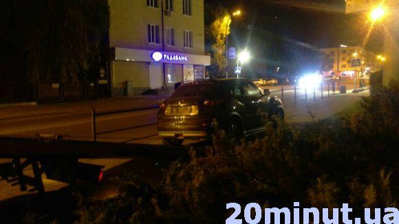 Новини Тернополя - фото з Біля готелю "Тернопіль" мажорка на Nissan знесла огорожу (оновлено) Біля готелю "Тернопіль" мажорка на Nissan знесла огорожу (оновлено), фото №4 на сайті 20minut.ua