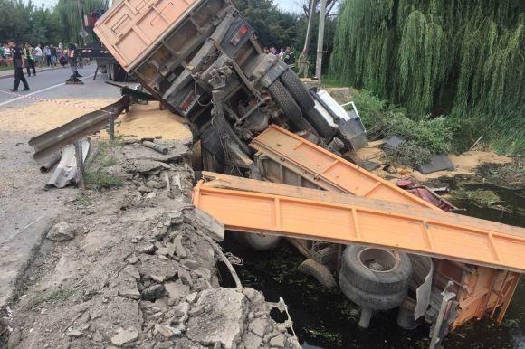 Забагато зерна чи погана дорога? Поліцейські з'ясовують обставини падіння фури у Старокостянтинові, фото №1 на сайті vsim.ua
