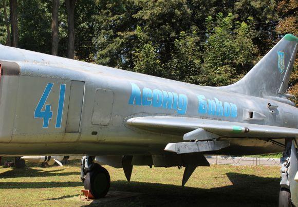 «А звьозди де?» Як у Вінниці декомунізували радянський літак, фото №7 на сайті 20minut.ua