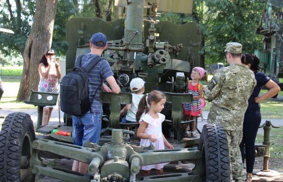 «А звьозди де?» Як у Вінниці декомунізували радянський літак, фото №5 на сайті 20minut.ua