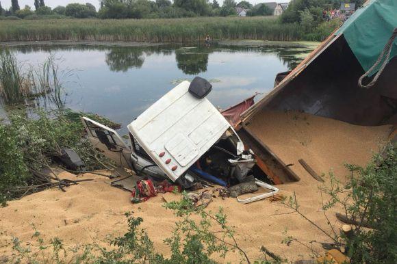 Забагато зерна чи погана дорога? Поліцейські з'ясовують обставини падіння фури у Старокостянтинові, фото №2 на сайті vsim.ua
