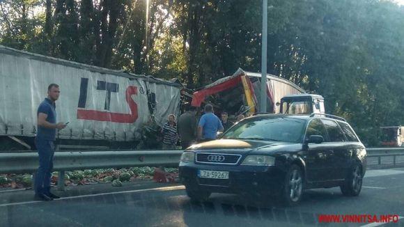 Під Вінницею  ваговоз з кавунами врізався у фуру. Є жертви, фото №1 на сайті 20minut.ua
