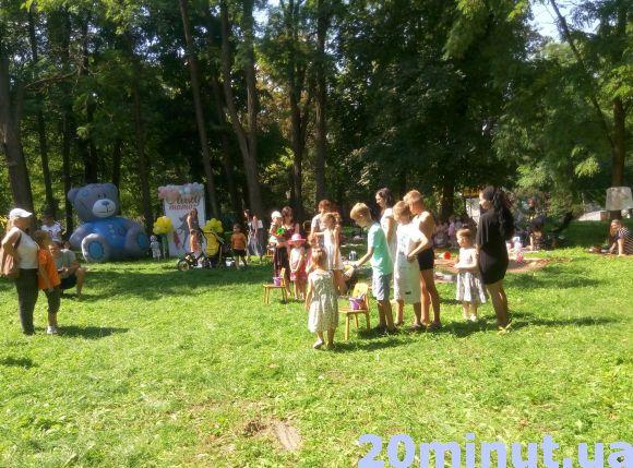 Новини Кам'янця-Подільського - фото з Із пінним шоу та іграми: у Кам’янці відбулося свято сімейного відпочинку (ФОТО) Із пінним шоу та іграми: у Кам’янці відбулося свято сімейного відпочинку (ФОТО), фото №1 на сайті 20minut.ua