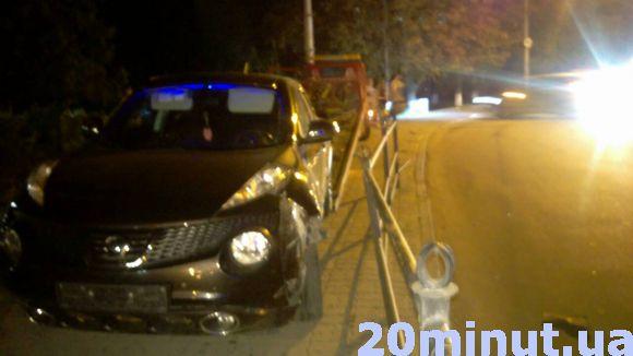 Новини Тернополя - фото з Біля готелю "Тернопіль" мажорка на Nissan знесла огорожу (оновлено) Біля готелю "Тернопіль" мажорка на Nissan знесла огорожу (оновлено), фото №1 на сайті 20minut.ua
