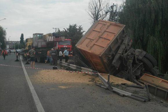 Забагато зерна чи погана дорога? Поліцейські з'ясовують обставини падіння фури у Старокостянтинові, фото №3 на сайті vsim.ua