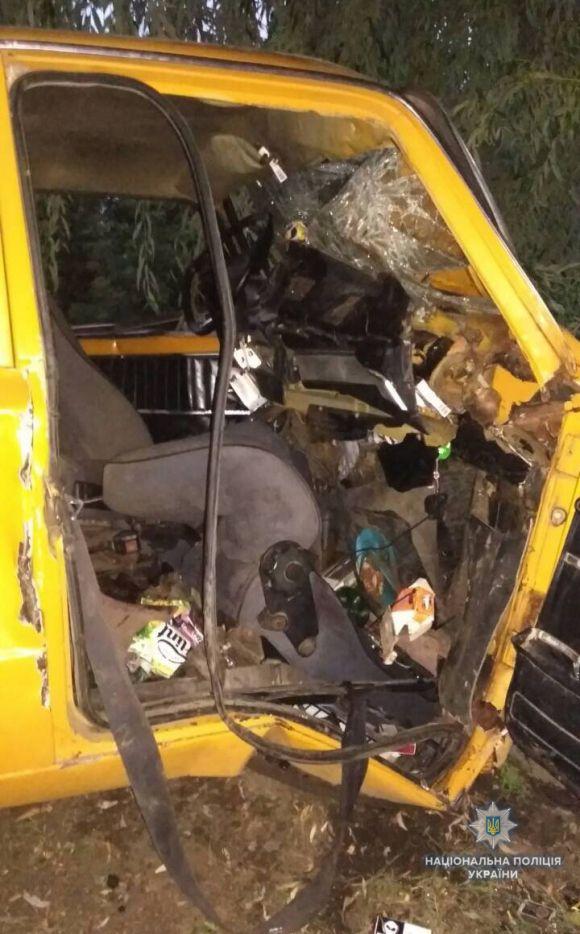 Новини Вінниці - фото з П’яна ДТП: водій “ВАЗу” врізався у дерево. П’ятеро людей постраждали П’яна ДТП: водій “ВАЗу” врізався у дерево. П’ятеро людей постраждали, фото №1 на сайті 20minut.ua