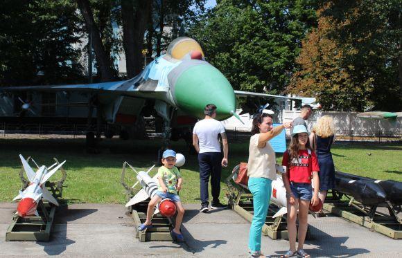 «А звьозди де?» Як у Вінниці декомунізували радянський літак, фото №4 на сайті 20minut.ua