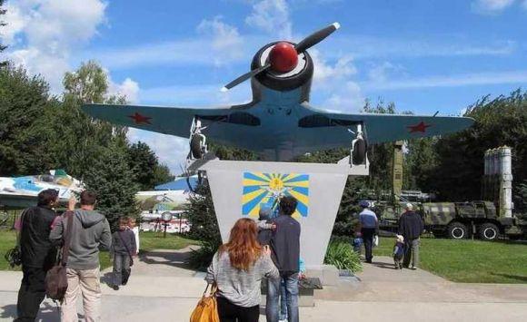 «А звьозди де?» Як у Вінниці декомунізували радянський літак, фото №1 на сайті 20minut.ua