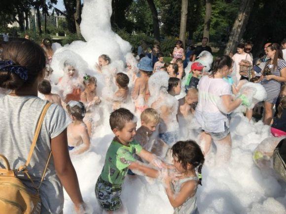 Новини Кам'янця-Подільського - фото з Із пінним шоу та іграми: у Кам’янці відбулося свято сімейного відпочинку (ФОТО) Із пінним шоу та іграми: у Кам’янці відбулося свято сімейного відпочинку (ФОТО), фото №4 на сайті 20minut.ua