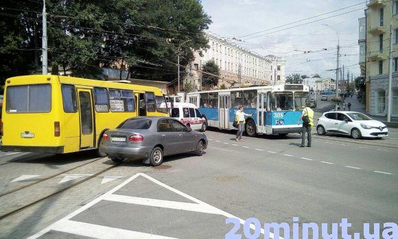 ДТП на площі Гагаріна: водій маршрутки «догнав» автівку. Пасажири не постраждали, фото №2 на сайті 20minut.ua
