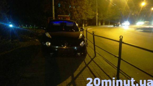 Новини Тернополя - фото з Біля готелю "Тернопіль" мажорка на Nissan знесла огорожу (оновлено) Біля готелю "Тернопіль" мажорка на Nissan знесла огорожу (оновлено), фото №2 на сайті 20minut.ua