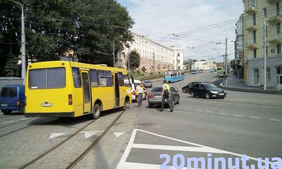 ДТП на площі Гагаріна: водій маршрутки «догнав» автівку. Пасажири не постраждали, фото №1 на сайті 20minut.ua