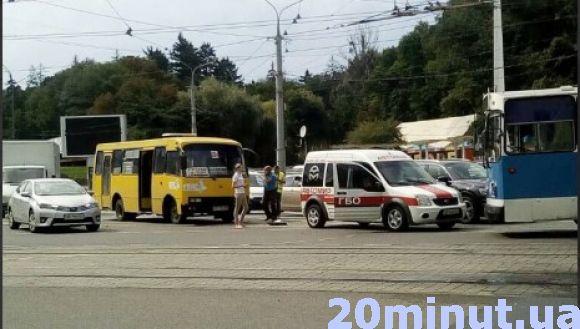ДТП на площі Гагаріна: водій маршрутки «догнав» автівку. Пасажири не постраждали, фото №4 на сайті 20minut.ua