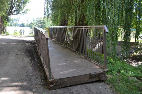 Новини Хмельницького - фото з В парку Чекмана облаштовують новий місточок для велосипедистів і пішоходів В парку Чекмана облаштовують новий місточок для велосипедистів і пішоходів, фото №3 на сайті vsim.ua