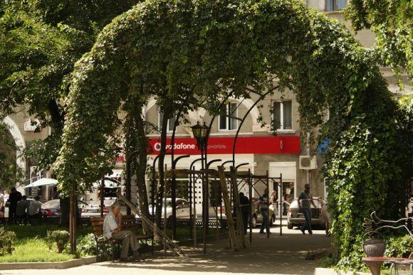 Біля “Перемоги” фарбують арки у “лондонському” стилі, фото №1 на сайті 20minut.ua