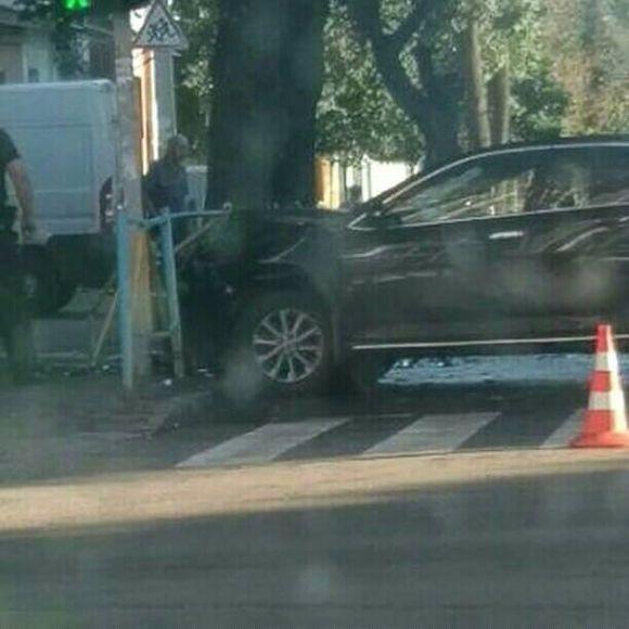 Новини Хмельницького - фото з Потрощене авто та пальне на дорозі: у центрі Хмельницького вантажівка в'їхала в Потрощене авто та пальне на дорозі: у центрі Хмельницького вантажівка в'їхала в