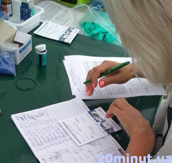 Новини Тернополя - фото з На площі перед драмтеатром безкоштовно перевіряють рівень цукру в крові На площі перед драмтеатром безкоштовно перевіряють рівень цукру в крові, фото №2 на сайті 20minut.ua