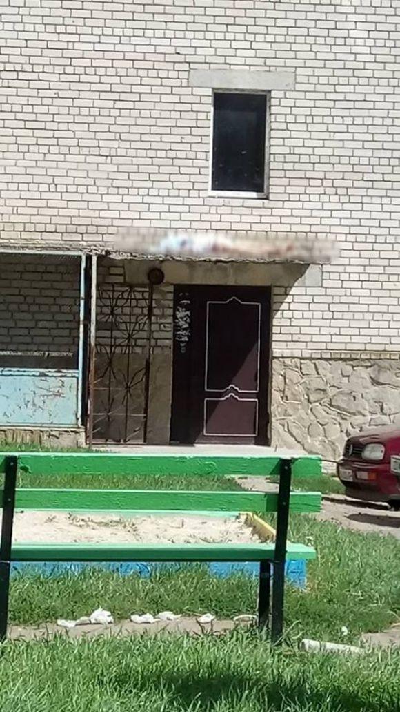 На Курбаса жінка випала з вікна. Перехожі намагалися її врятувати, фото №1 на сайті 20minut.ua