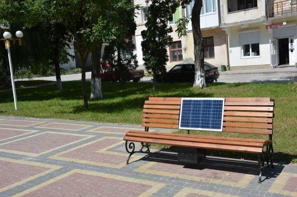 Новини Тернополя - фото з Зарядити гаджети тепер можна на лавках  у Чорткові та Теребовлі Зарядити гаджети тепер можна на лавках  у Чорткові та Теребовлі, фото №3 на сайті 20minut.ua