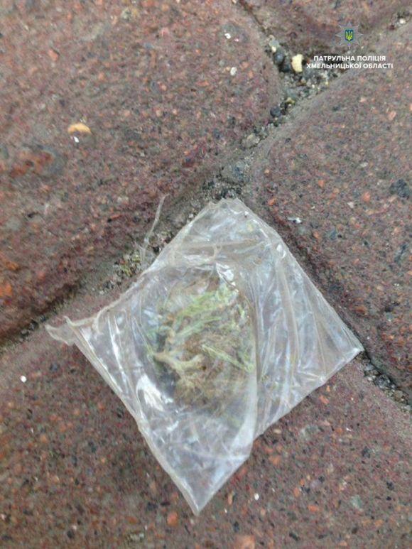 Новини Хмельницького - фото з Вихідні під "кайфом": за дві доби патрульні упіймали з наркотиками шістьох хмельничан Вихідні під "кайфом": за дві доби патрульні упіймали з наркотиками шістьох хмельничан, фото №4 на сайті vsim.ua