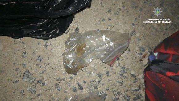 Новини Хмельницького - фото з Вихідні під "кайфом": за дві доби патрульні упіймали з наркотиками шістьох хмельничан Вихідні під "кайфом": за дві доби патрульні упіймали з наркотиками шістьох хмельничан, фото №2 на сайті vsim.ua