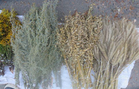 У свято Маковея хмельничани несуть до церкви польові квіти та колоски, фото №4 на сайті vsim.ua