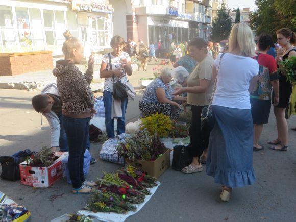 У свято Маковея хмельничани несуть до церкви польові квіти та колоски, фото №3 на сайті vsim.ua