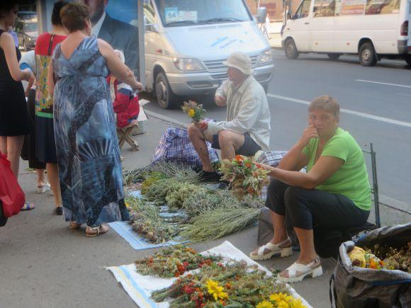 У свято Маковея хмельничани несуть до церкви польові квіти та колоски, фото №2 на сайті vsim.ua