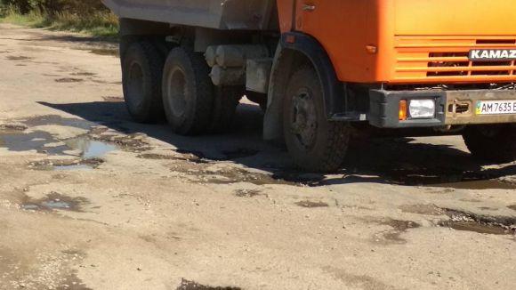 У мережі скаржаться на жахливий стан дороги Новоград-Волинський - Коростень, фото №2 на сайті 20minut.ua