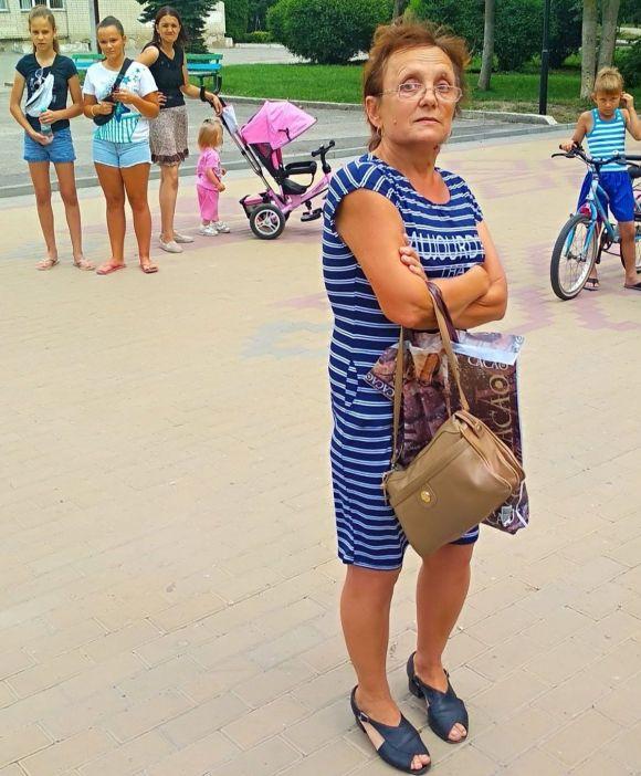 Новини Тернополя - фото з Жінка відганяє дітей від фонтану біля 28-ї школи. Обіцяє “дати по зубах” Жінка відганяє дітей від фонтану біля 28-ї школи. Обіцяє “дати по зубах”, фото №1 на сайті 20minut.ua