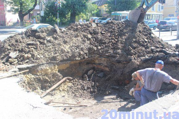 Фото дня: На Острозького "перерили" тротуар, фото №2 на сайті 20minut.ua