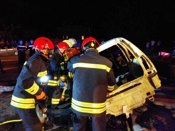 Рятувальники вночі ліквідовували наслідки ДТП на розі Троянівської та Радивилівської у Житомирі, фото №3 на сайті 20minut.ua