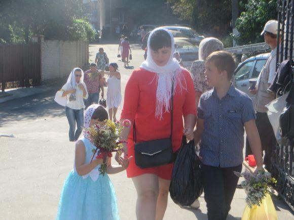 У свято Маковея хмельничани несуть до церкви польові квіти та колоски, фото №8 на сайті vsim.ua