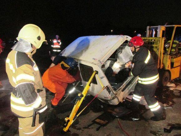 Рятувальники вночі ліквідовували наслідки ДТП на розі Троянівської та Радивилівської у Житомирі, фото №1 на сайті 20minut.ua