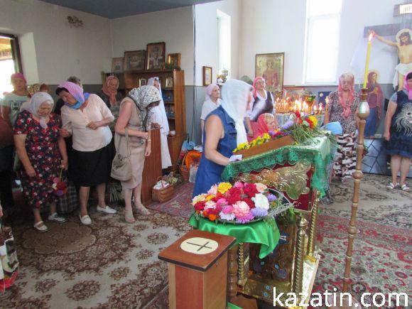 Святили квіти, мак, мед і воду у Козятинському храмі Серафима Саровського, фото №2 на сайті 20minut.ua