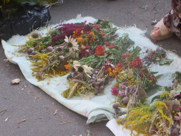 У свято Маковея хмельничани несуть до церкви польові квіти та колоски, фото №1 на сайті vsim.ua