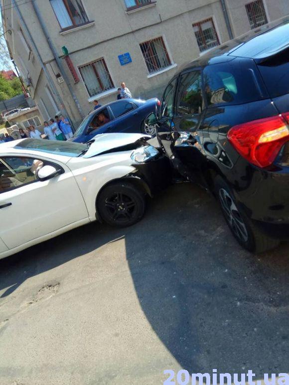 Новини Тернополя - фото з На Острозького аварія за участю таксі (оновлене) На Острозького аварія за участю таксі (оновлене), фото №1 на сайті 20minut.ua