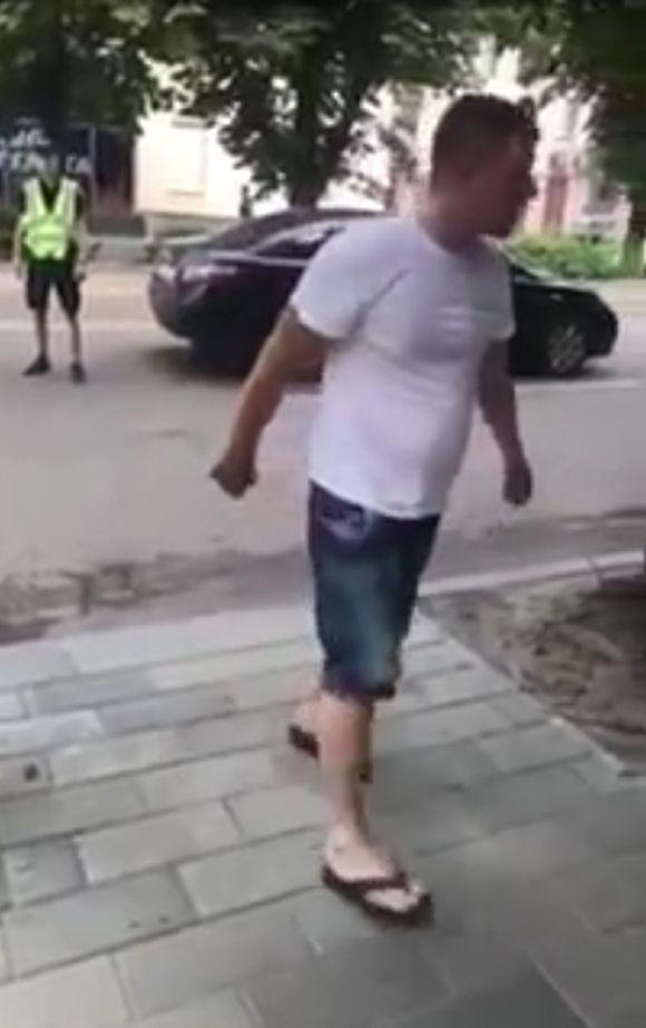 У  Житомирі затримали водія у стані сп`яніння, який кинув авто посеред вулиці і ледь тримався на ногах. ВІДЕО, фото №3 на сайті 20minut.ua