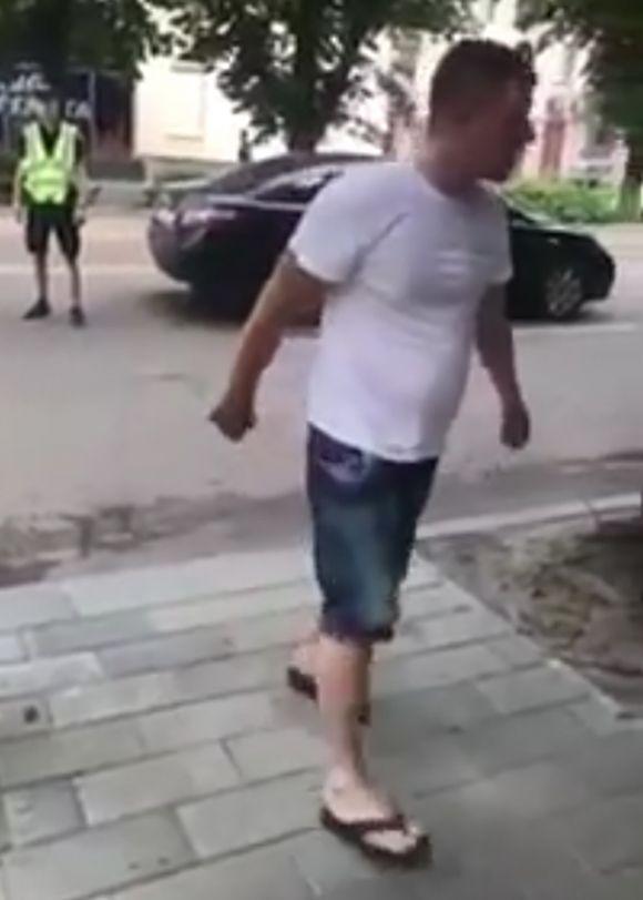 Новини Житомира - фото з Водієві, який кинув авто посеред вулиці у Житомирі у стані наркотичного сп`яніння, загрожує штраф Водієві, який кинув авто посеред вулиці у Житомирі у стані наркотичного сп`яніння, загрожує штраф, фото №2 на сайті 20minut.ua
