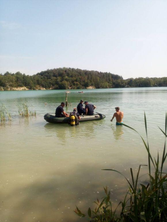 Майже добу шукали тіло 52-річного хмельничанина, який втопився під час купання у кар'єрі, фото №1 на сайті vsim.ua