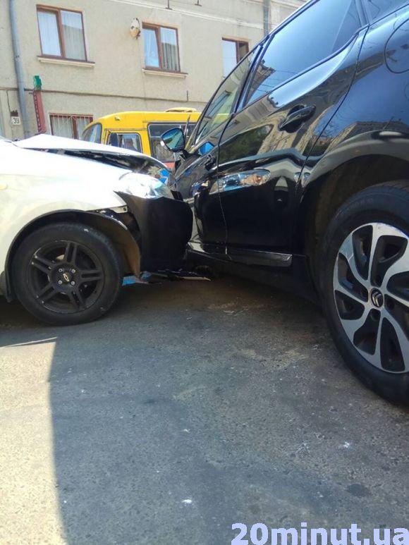 Новини Тернополя - фото з На Острозького аварія за участю таксі (оновлене) На Острозького аварія за участю таксі (оновлене), фото №2 на сайті 20minut.ua