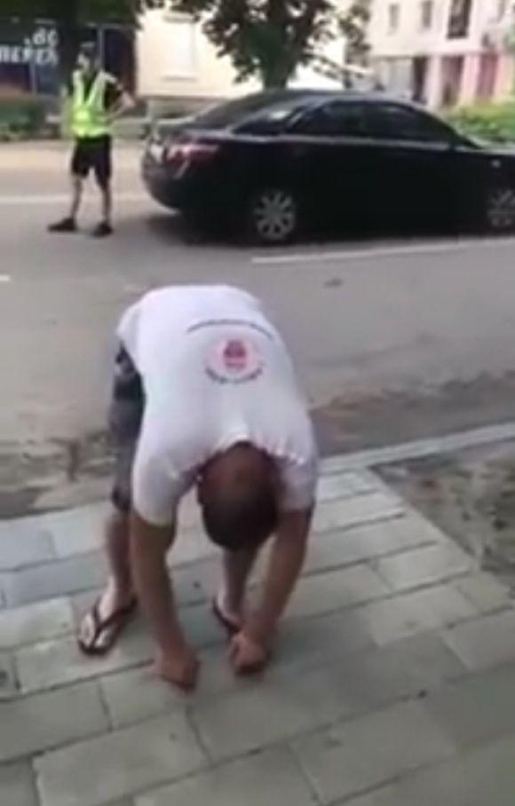 У  Житомирі затримали водія у стані сп`яніння, який кинув авто посеред вулиці і ледь тримався на ногах. ВІДЕО, фото №1 на сайті 20minut.ua