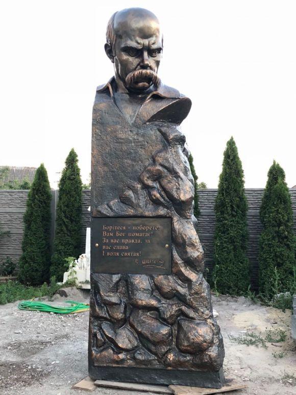 Новини Вінниці - фото з Тарас  у… гаражі. Скандал з пам’ятником Шевченку у Бершаді Тарас  у… гаражі. Скандал з пам’ятником Шевченку у Бершаді, фото №1 на сайті 20minut.ua